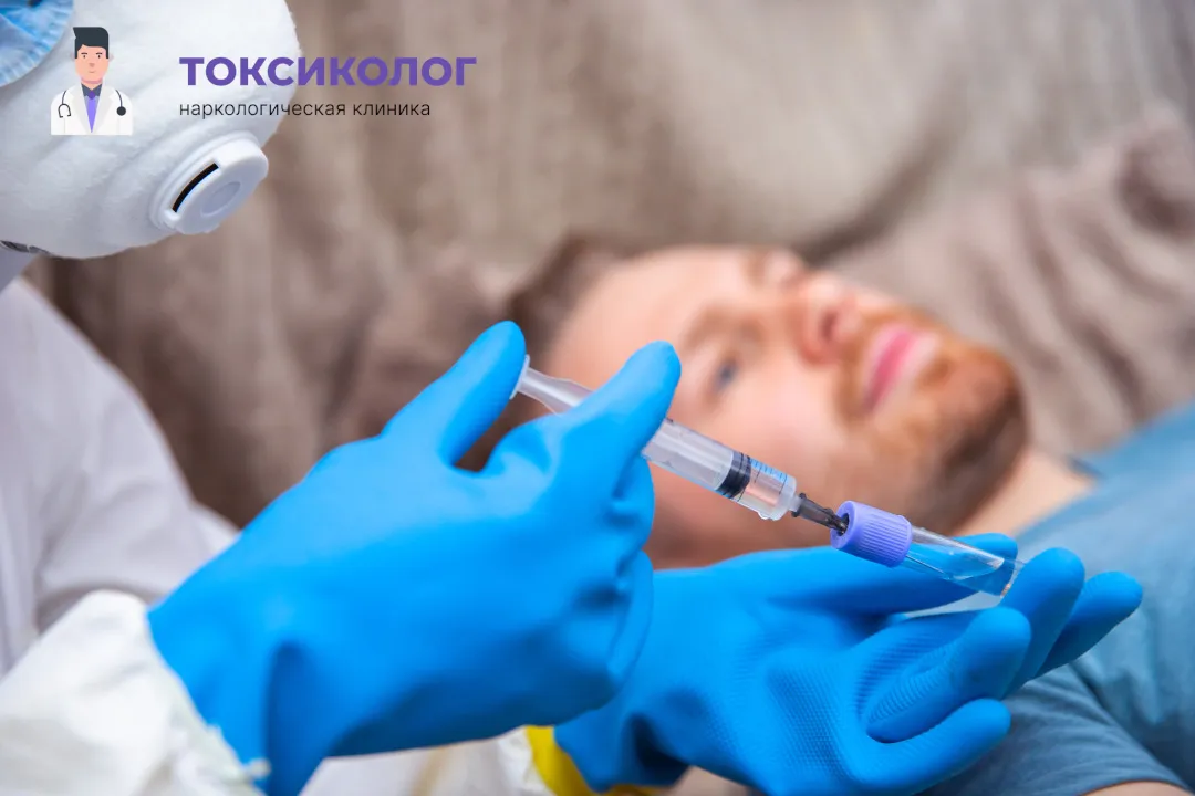 Врач берет анализы в процессе процедуры «Снятие ломки в Балаково»